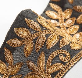 Stuha vyšívaná květinový vzor kovová zlatá/černá