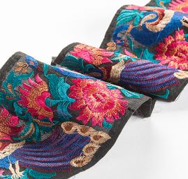 Vyšívaná stuha šantung široká páv černá