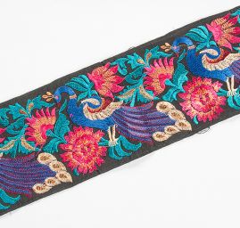 Vyšívaná stuha šantung široká páv černá