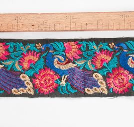 Vyšívaná stuha šantung široká páv černá