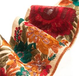 Vyšívaná stuha s flitry šantung široká červené květy