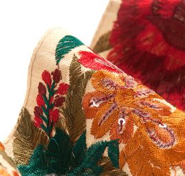 Vyšívaná stuha s flitry šantung široká červené květy