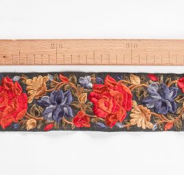 Vyšívaná stuha šantung širší růže červené/skořicové