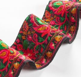 Vyšívaná stuha šantung širší květinový ornament černá