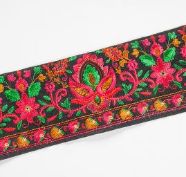 Vyšívaná stuha šantung širší květinový ornament černá
