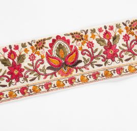 Vyšívaná stuha šantung širší květinový ornament