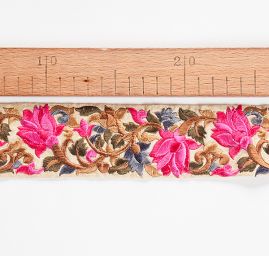 Vyšívaná stuha šantung květy fuchsiové