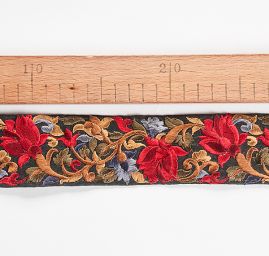 Vyšívaná stuha šantung květy vínové