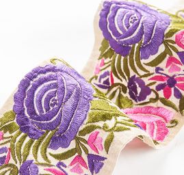Vyšívaná stuha šantung širší růže fialové