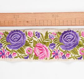 Vyšívaná stuha šantung širší růže fialové