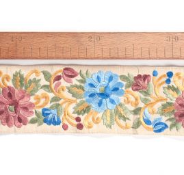 Vyšívaná stuha šantung širší květy světle modré