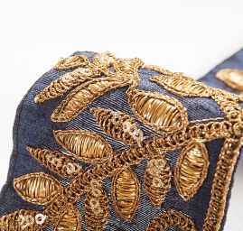 Stuha vyšívaná květinový vzor kovová zlatá/tm.modrá