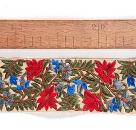 Vyšívaná stuha šantung střední květy červené