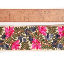 Vyšívaná stuha šantung střední květy fuchsiová