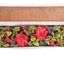 Vyšívaná stuha šantung květy černá