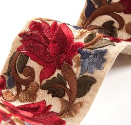 Vyšívaná stuha šantung užší květy modré/červené