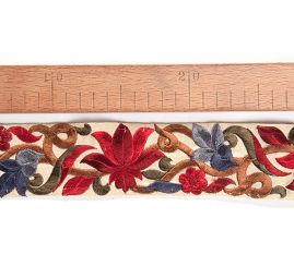 Vyšívaná stuha šantung užší květy vínové/modré