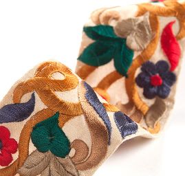 Vyšívaná stuha šantung užší květy červenomodré