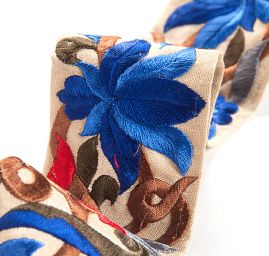 Vyšívaná stuha šantung úzká květy modré/červené