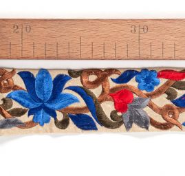 Vyšívaná stuha šantung úzká květy modré/červené