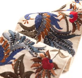 Vyšívaná stuha s rokailem a korálky pávi smetanová