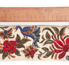 Vyšívaná stuha s rokailem a korálky pávi smetanová