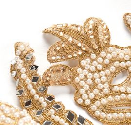 Krajová kovová stuha s perličkami, sklíčky a kamínky 