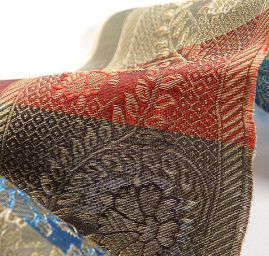 Vyšívaná stuha s orientálním vzorem červená/hnědá