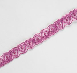 Krajková vsadka vyšívaná na tylu srdce fialová