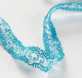 Čipka vsadka vyšívaná na tylu tyrkysová / biela