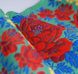 Folklorní stuha zelená s květinovým vzorem