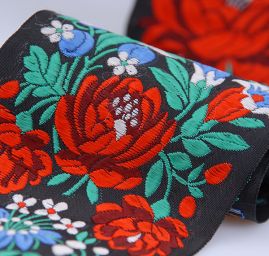 Folklorní stuha černá s květinový vzor
