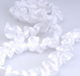 Dekoračné prámik s volánikmi biely