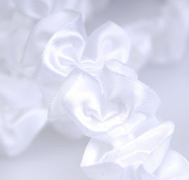 Dekoračné prámik s volánikmi biely