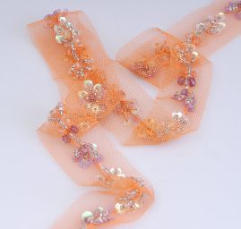 Tylová stuha vyšívaná flitrami a korálkami oranžová