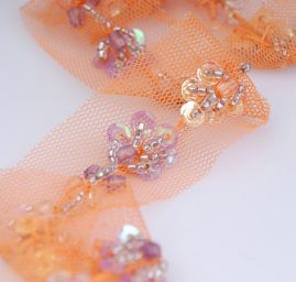 Tylová stuha vyšívaná flitrami a korálkami oranžová
