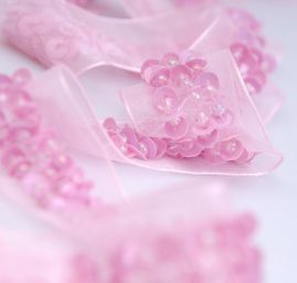 Sifónové stuha vyšívaná flitrami a korálkami ružová