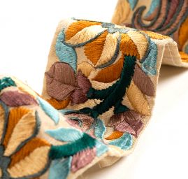 Vyšívaná stuha šantung velký květ mint okrová