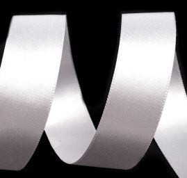 Atlasová stuha šíře 38 mm oboulíc bílá