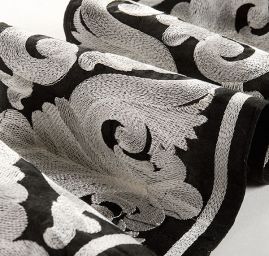 Vyšívaná stuha květinový ornament černobílá