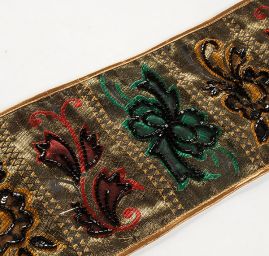 Vyšívaná stuha s květinovým vzorem doplněna rokajlem