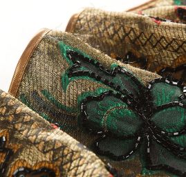 Vyšívaná stuha s květinovým vzorem doplněna rokajlem