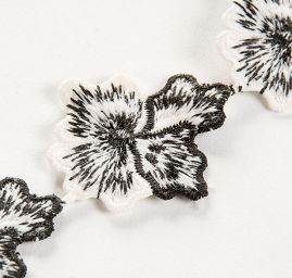 Krajkový květ černobílý