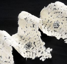 Krajka lem drobný romantický květinový vzor slonová kost