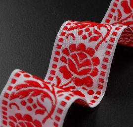 Stuha krojová vyšívaná bílá 4 cm výšivka červené barvy