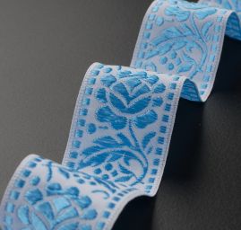 Stuha krojová vyšívaná bílá 4 cm výšivka modré barvy