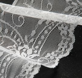 Krajka lem široká romantický vzor bílá