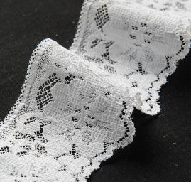 Krajka elastická jemná květy lomená bílá