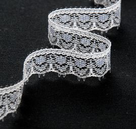 Krajka lem geometrický vzor bílostříbrná