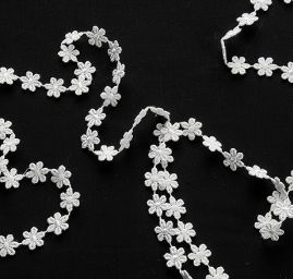 Krajkový oděvní prýmek květy bílý